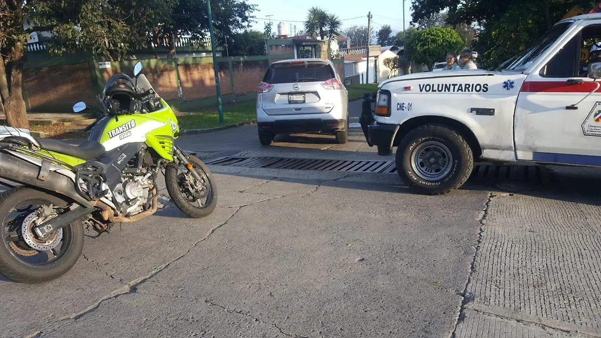 Motociclista le pegó a camioneta